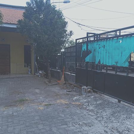 Kost Backpacker Hotel Sidoarjo Ngoại thất bức ảnh