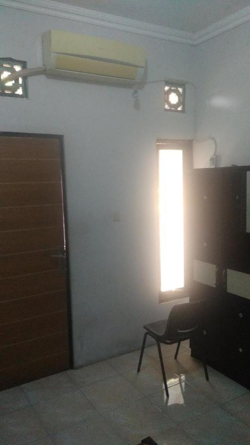 Kost Backpacker Hotel Sidoarjo Ngoại thất bức ảnh